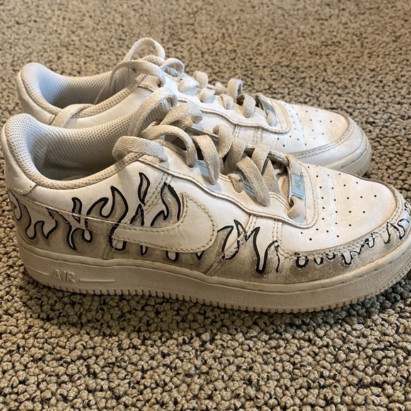 Nike Air Force 1 with Hand Painted Design Size 4Y in GUC - Picture 4 of 7